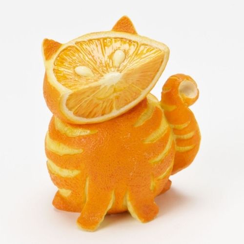 Вырезали кошку из апельсинов