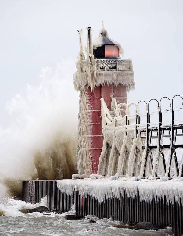Маяк обледенел