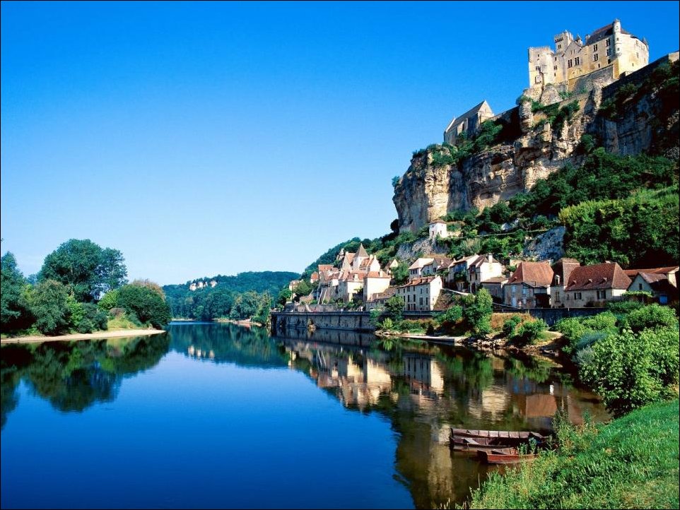 Дома у скал рядом озеро