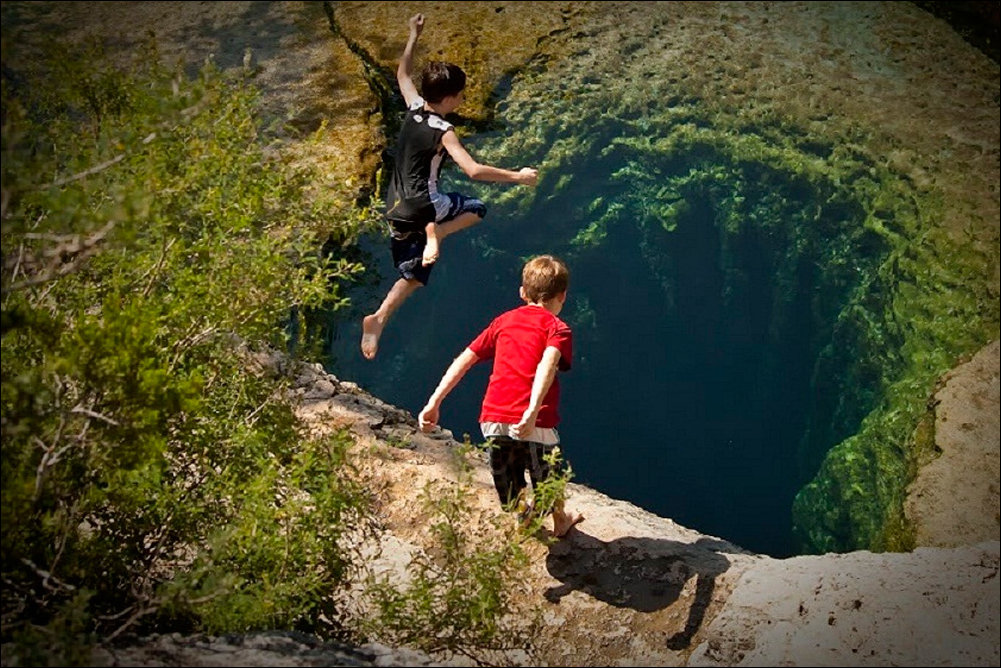 Кажется, что мальчишки прыгают в пропасть. На самом деле вода там.
