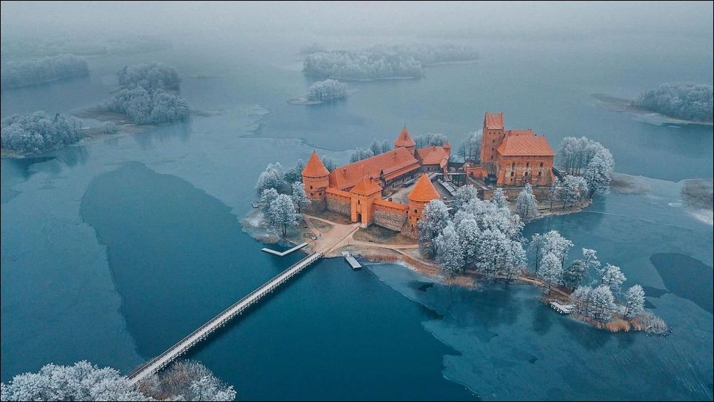 Старый замок на острове